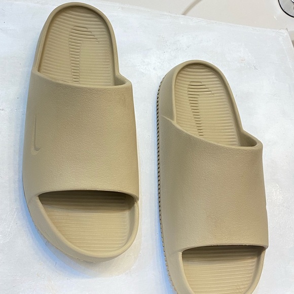 Nike Calm Slides Men Size 8, Women Size 9, Excellent condition no Scratches